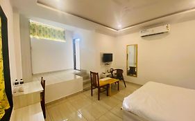 Hotel White House 350 Mtr From Golden Temple
